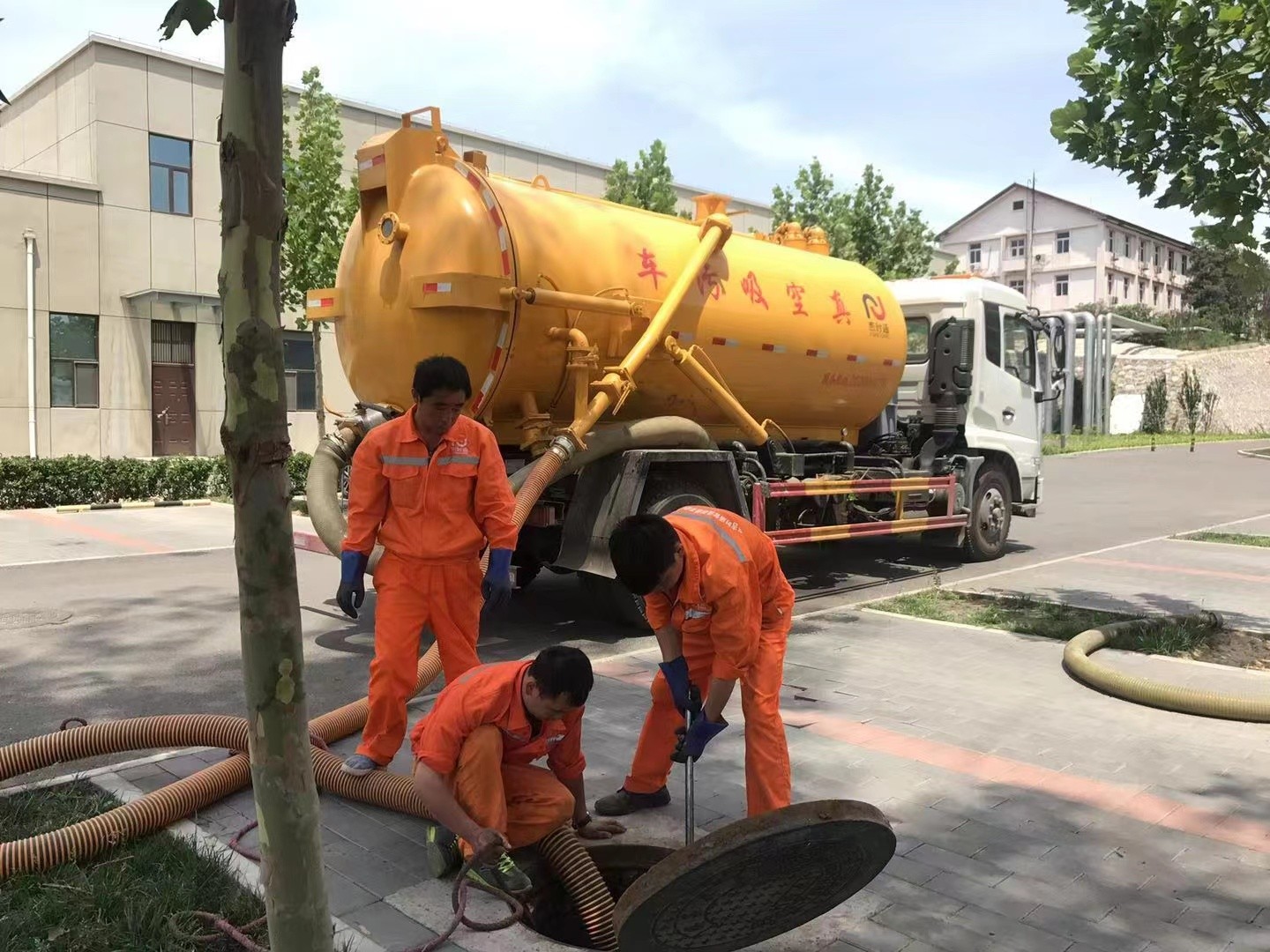 工业园区管道疏通车停在窨井附近