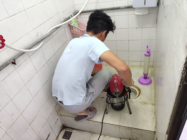 工业园区管道堵塞冒臭气 专业师傅现场解决问题