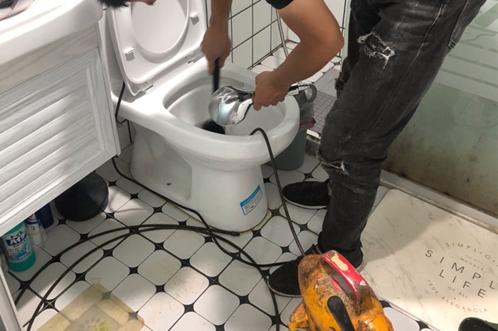 工业园区马桶堵塞自己疏通还是找师傅?专业上门服务让你省时更省心